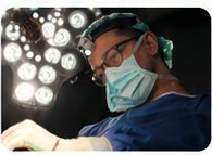 Op. Dr. Erdal Erkoç ameliyat ışıkları altında ameliyatta