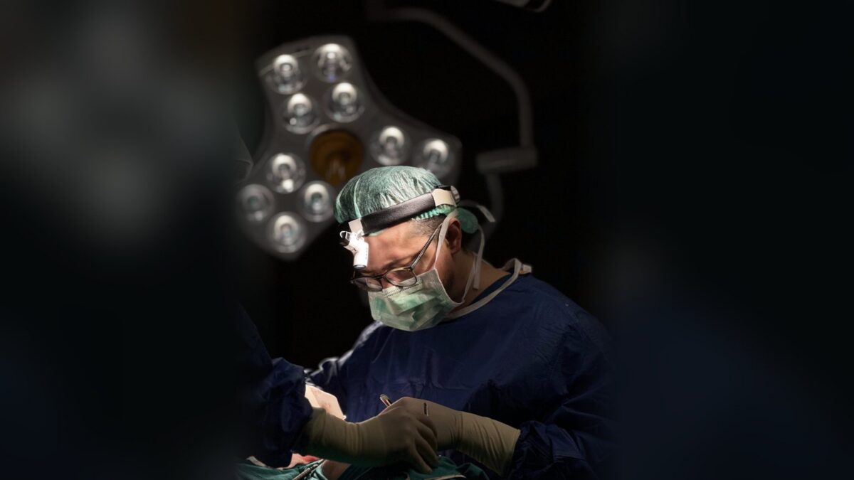 Op. Dr. Erdal Erkoç performing modern piezo rhinoplasty in the operating room